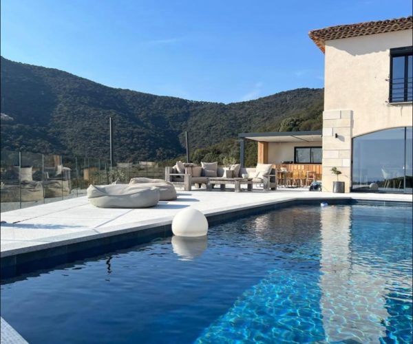 02-villa-cavalaire-sur-mer-pool-mountain-view